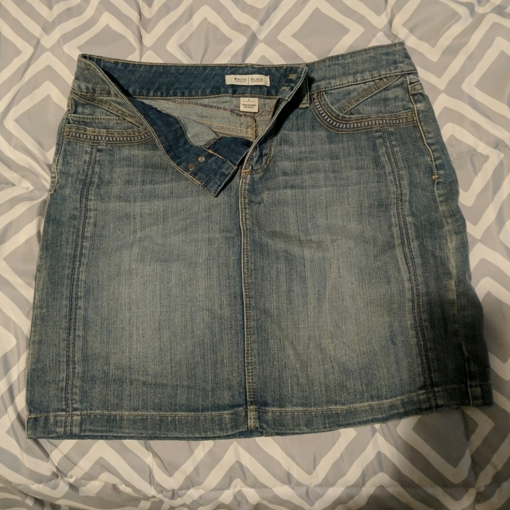 White House|Black market skirt